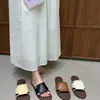 Sandalias planas estilo retro Chuyuji para mujer para uso exterior con faldas, verano 2026, punta abierta, una correa, para vacaciones y playa