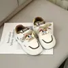 Zapatos Rojos para Niñas 2026 Nuevo Verano Suela Blanda Tenis Deportivos Infantiles para Niñas y Estudiantes Versátiles Zapatos Blancos Cubiertos de Cuero