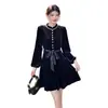 Jiu Yue Wu 2026 Outono/Inverno Novo Vestido Longo Preto de Veludo com Manga Longa, Estilo Francês Inspirado em Hepburn, com Tecido Transparente Ajustado