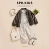 Conjunto moderno e descolado infantil 2026 novo estilo coreano jaqueta de couro com gola alta camisa lisa e calça de perna curva conjunto casual de três peças