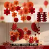 Accesorios de decoración para la habitación de bodas, incluyendo artículos para el dormitorio de los novios, decoraciones para la pared del cabecero y una variedad de suministros de boda para crear una atmósfera festiva.