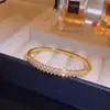 Pulseira requintada e extravagante cravejada de diamantes com bordas de contas, uma pulseira única de zircônia cúbica céu estrelado, uma peça de joia de design levemente luxuosa e moderna para mulheres