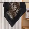 Bufanda Cuadrada Nueva para Mujer de 90CM Estampado de Leopardo Europeo y Americano Bufanda de Seda Chifón Satinado Fuente de Fábrica Mayorista