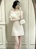 Vestido de Verano Francés Suave Estilo Kochi para Mujer Cintura Plisada Ceñida Adelgazante Línea A de un Hombro Cuello Diagonal Falda Corta