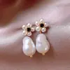 Brincos de Tarraxa Flor de Pérola com Gotejamento de Óleo Elegantes e Estilosos, Modernos de Luxo Leve, Brincos Simples e Versáteis, Acessórios de Orelha Doces Únicos de Alta Qualidade