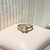 Anillo de Cristal Blanco Natural Cortado en Forma de Fuego Artificial Abierto, Sensación de Lujo Ligero y Gama Alta, Anillo de Compromiso para el Dedo Índice, Joyería Pequeña Exquisita para Mujeres