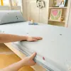 Juego de tres piezas de sábana de gasa de doble capa para dormir desnudo, estampado de dibujos animados, protector de cubierta de cama individual/doble para dormitorio, cubierta de colchón Simmons