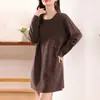 Moda Outono e Inverno Vestido curto Vestido suéter feminino Comprimento médio Suéter com decote em V Fivela Camisa de base de malha