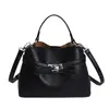 Bolso de mano de alta gama para mujer 2026 nuevo de primavera-verano moderno súper popular para el trabajo y los desplazamientos bandolera cruzada tipo cubo