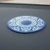 Decoração do carro telefone móvel tapete antiderrapante resistente a altas temperaturas redondo alto adesivo tapete antiderrapante padrão de lótus porcelana azul e branca 12cm