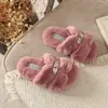 Novas Pantufas Peludas para Meninas Outono/Inverno 2026, Modernas para Usar ao Ar Livre, Fivela de Metal, Confortáveis e Quentes, Pantufas de Algodão para Bebê