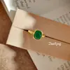 Anillo Vintage Estilo Corte Color Dorado Imitación Calcedonia Verde, Apilable, Lujo Ligero, Exquisito Diseño de Alta Gama