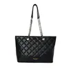 Bolsa tote pequena estilo retrô para mulheres, nova coleção 2026, com design de corrente em padrão de losangos, grande capacidade, moderna e versátil, pode ser carregada na mão ou usada como bolsa de ombro