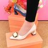 Couro genuíno salto alto grosso salto para mulheres 2023 primavera e outono nova patente couro boca rasa moda apontado dedo do pé salto médio sapatos de couro feminino