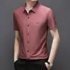 Camisa Masculina de Seda Gelada Fresca de Manga Curta com Gola e Listras Verticais, Estilo Novo de Verão, Camisa Casual Masculina de Nylon