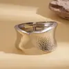 Pulsera Ovalada Abierta Irregularmente Plegada de Heavy Metal Europeo y Americano Joyería de Mano Personalizada de Nicho Transfronterizo de Alta Gama