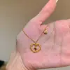 Colar Coração Pêssego Amor Estilo Antigo de Nicho Luxo Leve para Mulheres Design de Corrente para Clavícula Retro Francês com Pingente