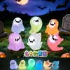 Llavero de fantasma colorido que brilla en la oscuridad para Halloween, linda decoración para mochila, accesorio favorito y regalo para estudiantes y niñas