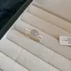 Serenidad de Té Blanco, Anillo Abierto Irregular de Perla Tejido Plegado, Anillo de Dedo Índice de Lujo Ligero de Gama Alta, Accesorio de Mano de Moda
