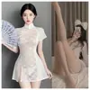 Hermoso y Atractivo Sexy Cheongsam de Estilo Chino Tradicional con Patrón Floral Blanco, Diseño Hueco y Transparente, Uniforme de Pura Pasión, Seductor y Fácil de Quitar