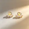 Aretes Metálicos Estilo Chanel Estilo Francés Vintage con Letra Inglesa y Perla Lujo Ligero de Alta Gama Elegantes Moda Tendencia