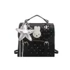 La popular bolsa cuadrada pequeña fresca de mano de este año para mujer, nuevo bolso de hombro individual de lunares de lujo ligero 2026, mochila versátil