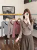 7093# Camiseta de Manga Larga con Cuello Halter y Adorno de Encaje Único para Mujer, Nueva Llegada, Chic de Principios de Otoño, Top Rayado Elegante