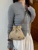 Bolso de la suerte de ante con estampado de leopardo de alta gama 2026 nuevo estilo vintage bolso de hombro bolso cubo plisado otoño e invierno bolso cruzado