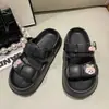 Sandalias lindas de dibujos animados para mujer, calzado de verano para exteriores, antideslizantes, a la moda y únicas, zapatillas de media punta de doble uso, sandalias cómodas para la playa