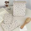 Espejo pequeño floral crema estilo Ins, espejo de maquillaje plegable portátil, espejo de tocador con soporte de escritorio para dormitorio de estudiantes