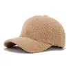 Boné de beisebol de lã de cordeiro cor sólida para outono e inverno estilo coreano simples que valoriza o rosto pequeno e quente com aba para esportes ao ar livre chapéu de sol