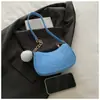 Bolsa Feminina Lisa com Pom-Pom 2025 Inverno Novo Estilo Fresca de Feltro para Ombro com Relevo, Elegante Tendência de Ombro Único Pequena Quadrada
