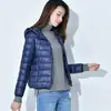 Venta al por mayor directa de fábrica, chaqueta ligera de algodón estilo coreano para mujer, corte ajustado, corta, con capucha, abrigo cálido y moderno