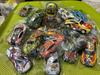 Huili graffiti coche aleación carcasa de hierro modelo de hierro coche juguetes para niños bolsas de regalo de jardín de infantes Venta al por mayor