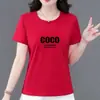 Produto de luxo de alta qualidade~Camiseta feminina de manga curta, novo modelo 2025 com estampa de letras brancas, versátil e que afina a silhueta, adequada para mulheres de meia-idade