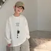 Camiseta Branca de Manga Longa para Meninos 2026 Nova Roupa de Outono Infantil Camada Interna Top Para Crianças de Meia-Idade e Mais Velhas Camada de Base Estampada Estilosa