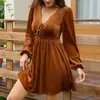Comercio exterior transfronterizo otoño nuevo estilo europeo y americano encaje cuello en V corbata manga larga entallado a la cintura vestido corto de terciopelo
