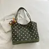 Bolso retro de lunares para mujer, nuevo bolso de hombro casual para el otoño/invierno 2026, gran capacidad, bolso tote versátil