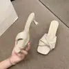 Sandálias de Salto Fino com Bico Quadrado Torcido para Mulheres 2026 Novo Estilo de Verão Versátil Slip-On Salto Médio Solado Macio Confortáveis Sapatos Femininos