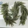 Guirlanda de Folhagem Artificial Verde de Natal Transfronteiriça com Folhas de Cedro, Decorações de Mesa e para Pendurar em Portas de Escadas, Plantas Trepadeiras Artificiais com Flores