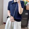Novo top de malha T-shirt de verão estilo coreano, modelagem soltinha e slim, com gola e manga curta para mulheres, design versátil de nicho com bordado estilo universitário