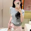 Suéter de punto trenzado de manga corta para mujer con pequeño bordado, nuevo estilo de verano 2025, estilo coreano de alta gama, hombro normal, top holgado y versátil