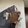 Bolsos cruzados de alta gama de nicho para mujer 2026 nuevo elegante versión coreana bolso de hombro bolso de mano simple súper popular bolso tipo cubo