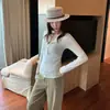 Foto real de camiseta Henley de manga larga a rayas ligera para mujer, nuevo modelo 2026, juvenil y elegante, top fino ajustado 18424