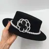 Sombrero de Lana Vintage para Mujer para Primavera, Otoño e Invierno, Estilo Británico y Francés, con Perlas y Flores, Copa Plana, Ala Corta, Estilo Chanel