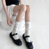 Calcetines de tubo medio apilados de tiras finas de primavera y verano con micro microcanales de miu wind, calcetines de pantorrilla con patrón vertical fino blanco, lazo de ballet wind