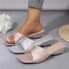 Elegantes sandalias con hebilla metálica y diseño plisado, con un cómodo tacón de cuña, nuevo modelo de verano 2026 para vacaciones en la playa