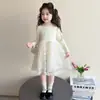 Conjunto de Vestido Jeans Estiloso para Meninas Primavera e Outono 2026 Novo Casaco Infantil Conjunto de Duas Peças com Renda Estilo Longo para Meninas