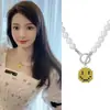 Collar con Colgante de Cara Sonriente Personalizado Hebilla Ot de Perla para Hombres y Mujeres, Collar Largo de Perlas de Imitación Hip-Hop Urbano con Sentido de Diseño