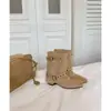 Primer Encuentro Temporada 2026: Nueva colección otoño/invierno de botas de moda para mujer de gamuza, punta fina y caña corta, incluyendo botas de cowboy estilo western.